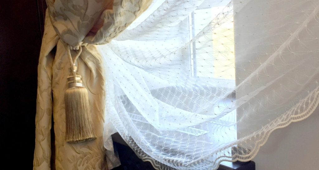 Шторы в отеле 8