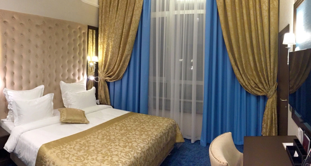 Шторы в отеле 9