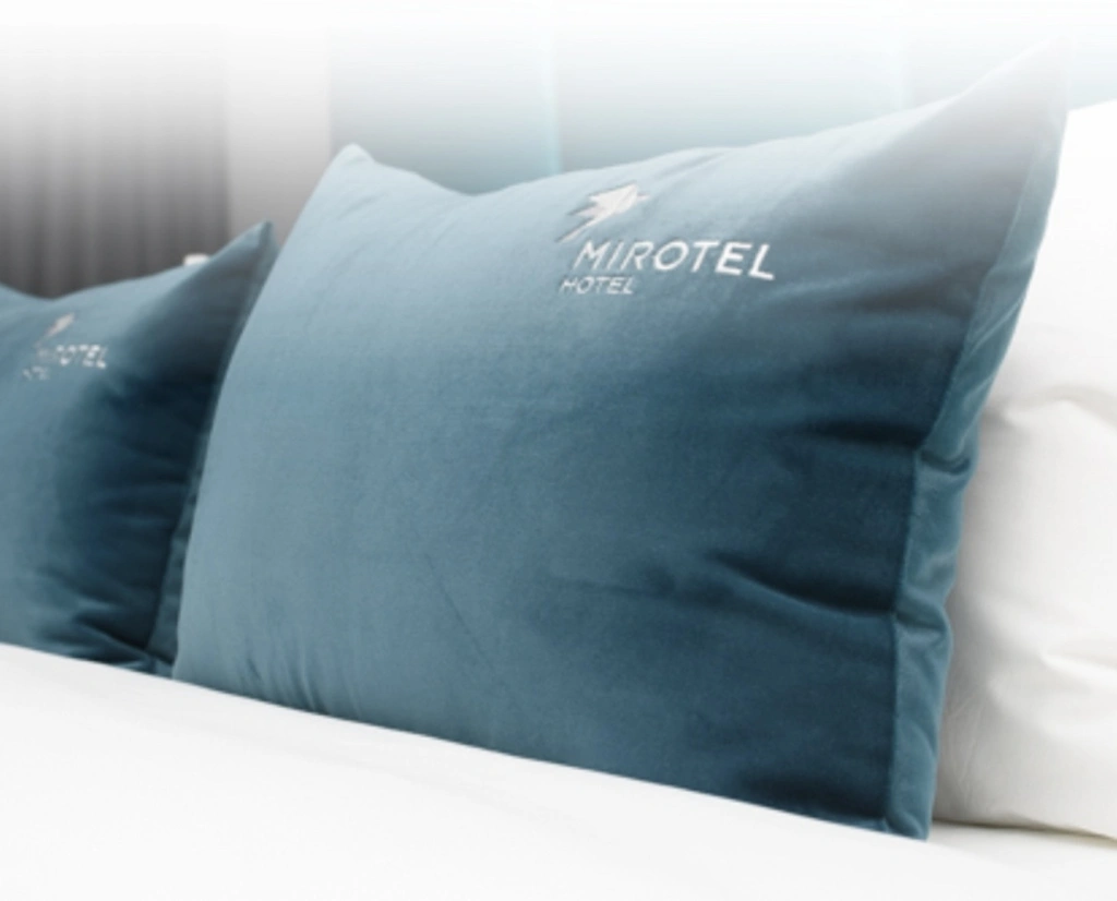 Декоративная подушка мерч